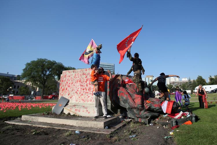 Demonstranter væltede torsdag en statue af afdøde dronning Victoria i vrede over overgreb på børn begået under den katolske kirke.  Foto: Shannon Vanraes/Ritzau Scanpix
