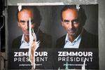 Tilhængere af forfatteren og tv-værten Éric Zemmour har klæbet 10.000 plakater med hans portræt op i Paris og byer over hele landet. Zemmour selv har endnu ikke meldt sig til præsidentvalget, men han fremstiller sig selv som et alternativ til Emmanuel Macron og Marine Le Pen. Foto: Ludovic Marin/Ritzau Scanpix