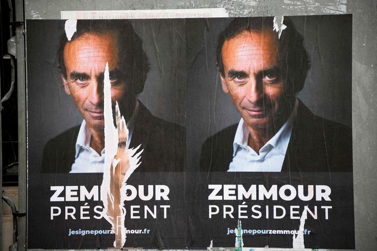 Tilhængere af forfatteren og tv-værten Éric Zemmour har klæbet 10.000 plakater med hans portræt op i Paris og byer over hele landet. Zemmour selv har endnu ikke meldt sig til præsidentvalget, men han fremstiller sig selv som et alternativ til Emmanuel Macron og Marine Le Pen. Foto: Ludovic Marin/Ritzau Scanpix