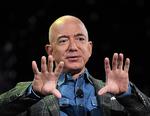 Den amerikanske erhvervsmand Jeff Bezos er mandag stoppet som direktør for ehandelsgiganten Amazon. Han går over i en ny rolle som bestyrelsesformand i selskabet, hvor han fortsat vil være den største aktionær. Foto: Mark Ralston/Ritzau Scanpix