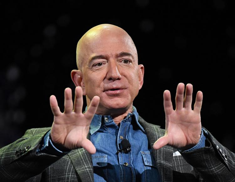 Den amerikanske erhvervsmand Jeff Bezos er mandag stoppet som direktør for ehandelsgiganten Amazon. Han går over i en ny rolle som bestyrelsesformand i selskabet, hvor han fortsat vil være den største aktionær. Foto: Mark Ralston/Ritzau Scanpix
