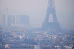 Billedet her fra 2016 viser forurening, der hænger over Paris. Senatorer er imod, at kampen mod klimaforandringer skrives ind i Frankrigs forfatning, som Macron ønsker.  Foto: Gonzalo Fuentes/Ritzau Scanpix