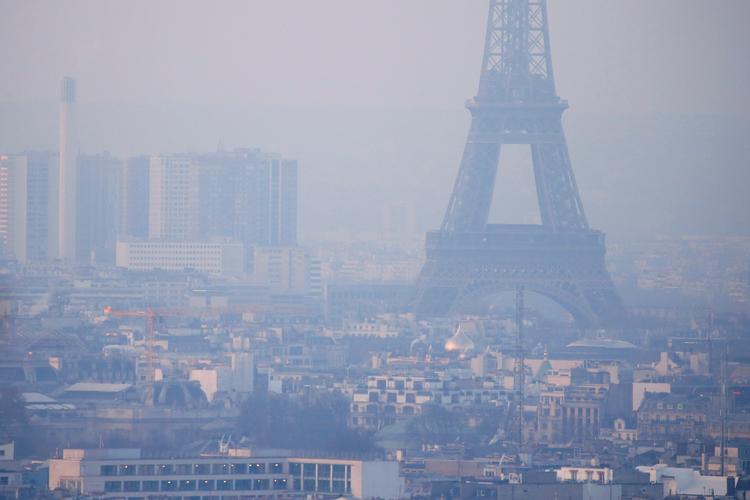Billedet her fra 2016 viser forurening, der hænger over Paris. Senatorer er imod, at kampen mod klimaforandringer skrives ind i Frankrigs forfatning, som Macron ønsker.  Foto: Gonzalo Fuentes/Ritzau Scanpix