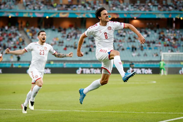 Thomas Delaney jubler indædt efter at have bragt Danmark foran mod Tjekkiet i EM-kvartfinalen med et velplaceret hovedstød.  Foto: Finn Frandsen/POLFOTO