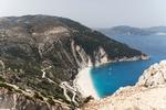 Myrtos er 12 gange kåret til Grækenlands bedste strand. Helt særlige sten- og strømforhold bevirker den gradvise overgang fra dybblå til turkis.  Foto: Nattan Thumrin
