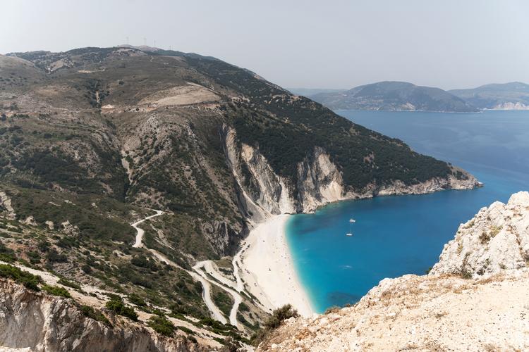 Myrtos er 12 gange kåret til Grækenlands bedste strand. Helt særlige sten- og strømforhold bevirker den gradvise overgang fra dybblå til turkis.  Foto: Nattan Thumrin