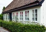 I 1900-tallet begyndte hus- og gårdejere at lægge en række teglsten i forlængelse af stråtaget for at forhindre de klassiske 'regngardiner' foran vinduerne.  Foto: Stuart McIntyre