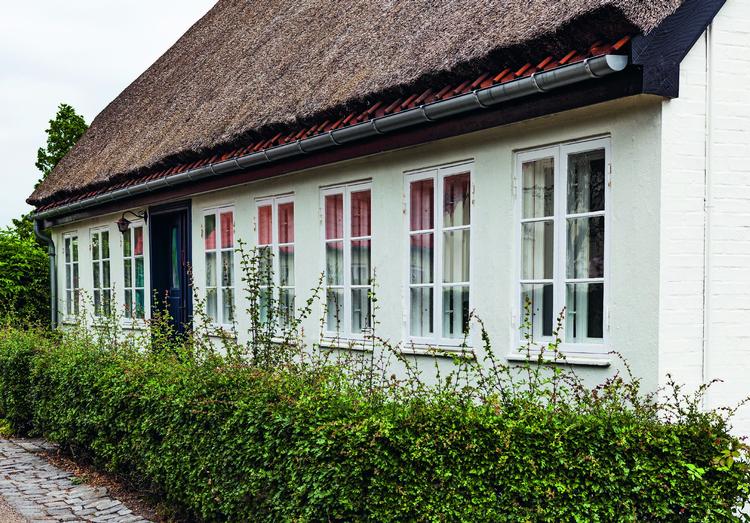 I 1900-tallet begyndte hus- og gårdejere at lægge en række teglsten i forlængelse af stråtaget for at forhindre de klassiske 'regngardiner' foran vinduerne.  Foto: Stuart McIntyre