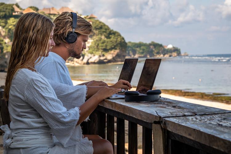 Maja Grønholdt Jensen og Stefan Bech Landgreve driver deres fælles virksomhed i digital markedsføringsvirksomhed, mens de rejser. Her på Bali. Foto: Maja Grønholdt Jensen og Stefan Bech Landgreve