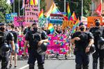 Politiet beskytter marcherende ved den 20'ende udgave af Gay Pride-paraden i Zagreb, Kroatien. Foto: Jurica Galoic/pixsell/Ritzau Scanpix