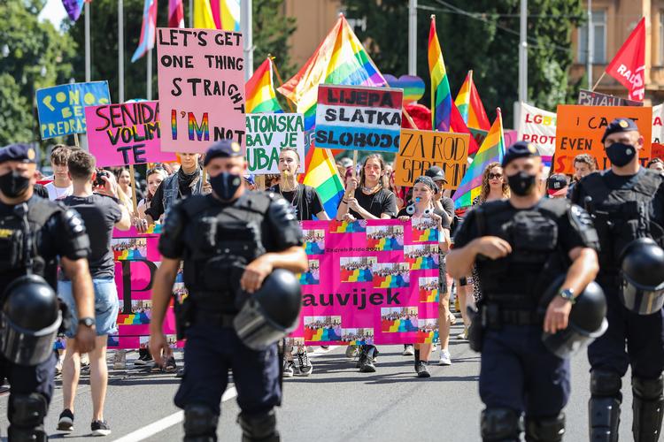 Politiet beskytter marcherende ved den 20'ende udgave af Gay Pride-paraden i Zagreb, Kroatien. Foto: Jurica Galoic/pixsell/Ritzau Scanpix