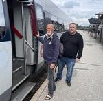 Stefan Carlsen og sønnen Mads Møller Madsen stiger på toget i Skanderborg og kører først mod Odense og København, og siden sydpå mod Flensborg. Foto: Privatfoto