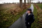 En af de fynske klimaforkæmpere, Rudi Rusfort Kragh, ved grunden, hvorfra varmepumper skal forsyne tre landsbyer med fjernvarme.  Foto: Finn Frandsen/POLFOTO