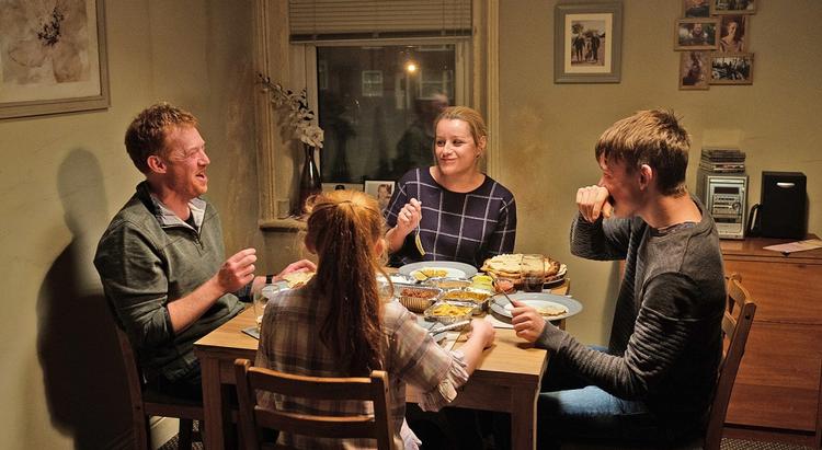 Kernefamilien er mere presset på det nye arbejdsmarked, end det fremgår af dette billede fra 'Sorry, We Missed You'. 