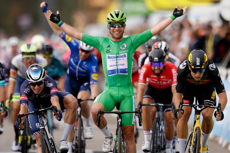 Mark Cavendish suser i mål som vinder for tredje gang i årets Tour de France, og bag ham jubler holdkammeraten Michael Mørkøv på sjettepladsen over triumfen.
 Foto: Stephane Mahe/Ritzau Scanpix