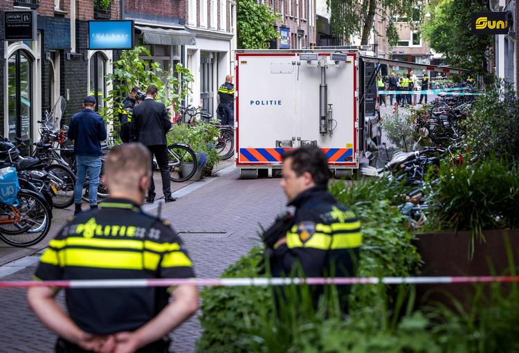Betjente ved gerningsstedet i Amsterdam. Foto: Evert Elzinga/Ritzau Scanpix