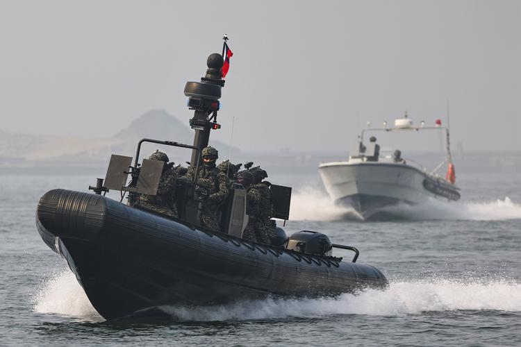 Den taiwanesiske flåde holder en øvelse på havet ved Kaohsiung. Men hvis det kommer til en militær konfrontation med Kina, møder den lille østat overmagten. 
 Foto: Ann Wang/Ritzau Scanpix