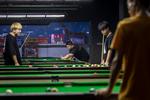 Luo Huazhong (i midten) har skabt en ide om at tage det hele mere afslappet. Det har gjort ham populær nogle steder, mens han censureres andre steder.  Foto: Qilai Shen/Ritzau Scanpix