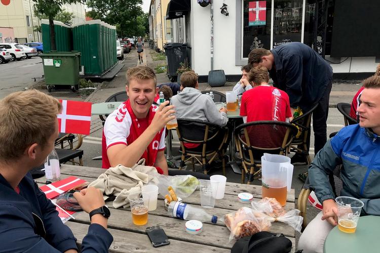 Mads Buck Sørensen og hans venner fryder sig over at have fået fat i Lumskebuksens eneste bord- og bænkesæt. 
Foto: Anna Konggaard 
