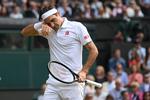 Roger Federer fylder 40 år i næste måned, og onsdag var det som om, at alderen kunne ses, da han tabte sin kvartfinale i Wimbledon.   Foto: Toby Melville/Ritzau Scanpix