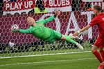Med flere pragtredninger var Kasper Schmeichel den helt store årsag til, at Danmark pressede England ud i forlænget spilletid i EM-semifinalen. Foto: Finn Frandsen/POLFOTO