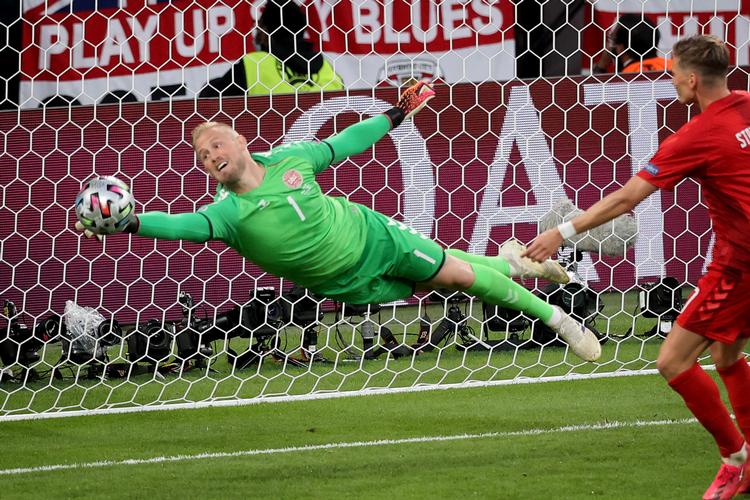 Med flere pragtredninger var Kasper Schmeichel den helt store årsag til, at Danmark pressede England ud i forlænget spilletid i EM-semifinalen. Foto: Finn Frandsen/POLFOTO