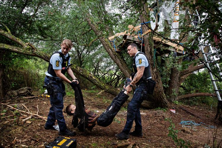 I går fjernede Københavns Politi aktivister, der har forsøgt at hindre byggeriet på Amager Fælled. Foto: Martin Lehmann