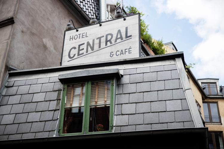 Staycation. Hotellet Central Hotel &amp; Café, der både er en lille café og et12 kvadratmeter hotelværelse ovenpå, siges at være Danmarks mindste hotel. Tullinsgade på Vesterbro. Foto: Mikkel Hørlyck/POLFOTO