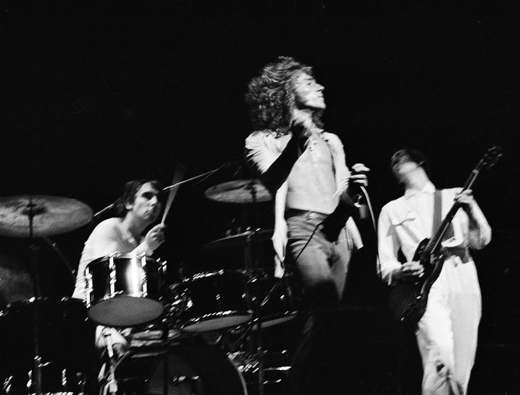 I årene omkring 1970 var engelske The Who et af verdens førende rockorkestre. Frontmand Daltrey svingede lokkerne og blottede sin veltrænede six pack, mens Keith Moon baskede løs på gryderne og Pete Townshend håndterede sin Gibson SG på tinnitusbefordrende vis. Mesterværket 'Who's Next' blev imidlertid skabt i kølvandet på bitter intern strid om den fremtidige kunstneriske linje.  Foto: Harry Harris/Ritzau Scanpix