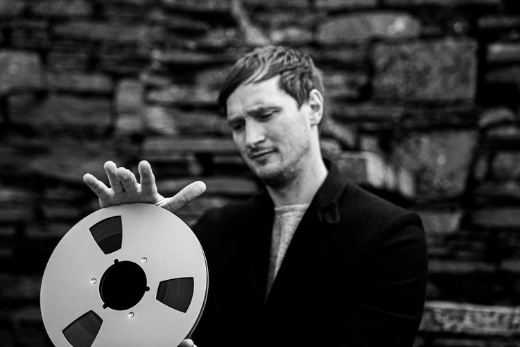 Her ses Erland Cooper med båndet, som nu er begravet ned  Foto: Samuel Davies