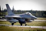 To F16-jagerfly fra Forsvaret brød torsdag ved 15-tiden lydmuren over Sydsjælland, hvor der kunne høres høje brag. Foto: Anders Brohus