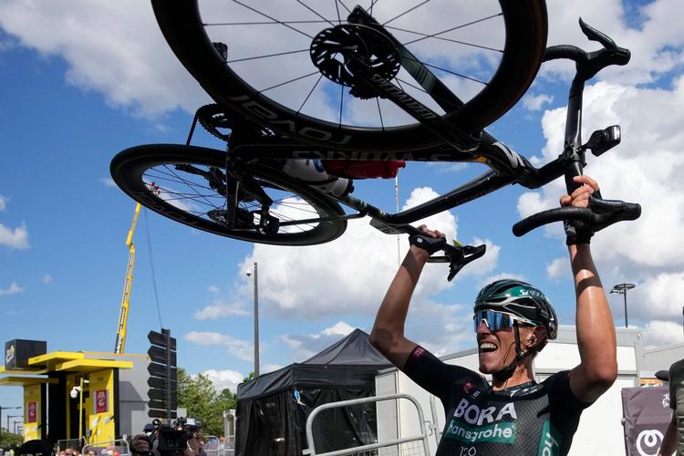 Nils Politt havde overskud til at løfte cyklen jublende i vejret efter at have vundet 12. etape i Tour de France.
 Foto: Christophe Ena/Ritzau Scanpix