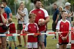 Fodboldfans i alle aldre er mødt op for at modtage det danske landshold efter nederlaget mod England i går. Til højre står Marco Reinholdt. Foto: Peter Hove Olesen/POLFOTO