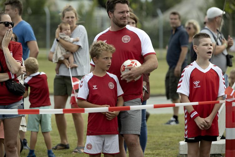 Fodboldfans i alle aldre er mødt op for at modtage det danske landshold efter nederlaget mod England i går. Til højre står Marco Reinholdt. Foto: Peter Hove Olesen/POLFOTO