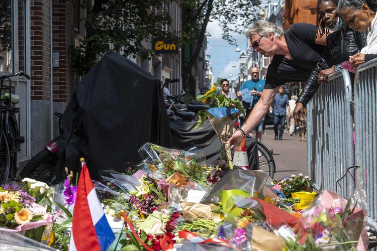 Der er lagt blomster på gerningsstedet hvor Peter de Vries blev forsøgt myrdet. Foto: Evert Elzinga/Ritzau Scanpix