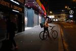  Det kan være farligt at være cykelbud. Torsdag blev en mand idømt to års fængsel for racisme og vold mod et sort cykelbud. Foto: Francois Mori/Ritzau Scanpix