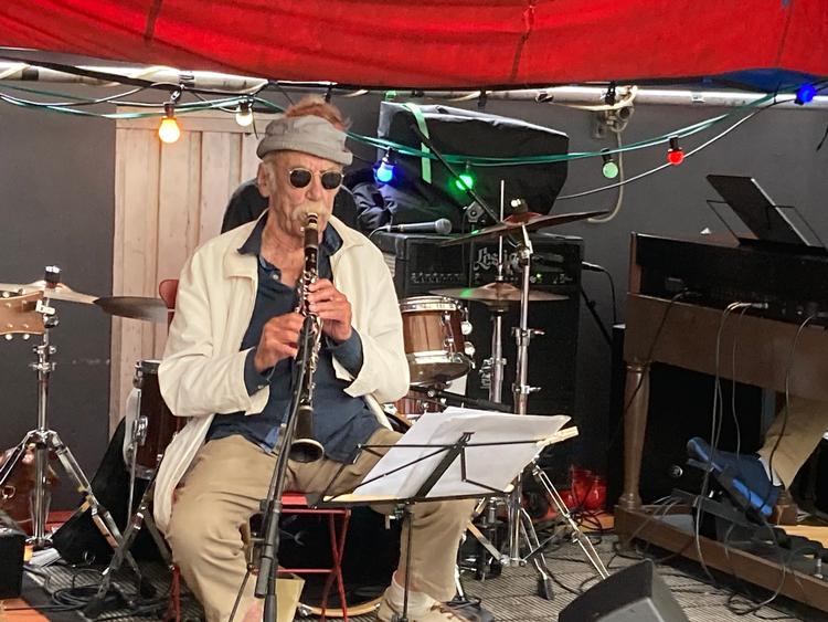 Veteranen og modtager af Ben Websters ærespris, Elith 'Nulle' Nykjær, demonstrerede, at han har ret, når han siger, at det ikke betyder en disse, hvem der har skrevet musikken, bare den swinger. John Mogensen, Ellington og Chopin var således på repertoiret.  Foto: Henrik Palle