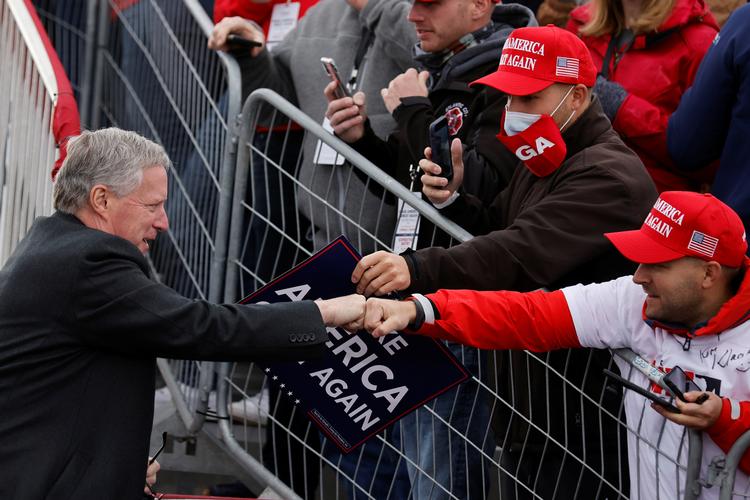 Donald Trumps tidligere stabschef Mark Meadows  er én af dem, der nu får sin bog udgivet på All Seasons Press. Her ses han hilse på Trump-supportere i oktober 2020.  Foto: Carlos Barria/Ritzau Scanpix