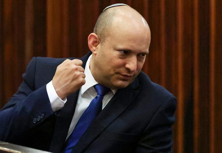 Bennett er under kraftigt pres fra den israelske højrefløj, som han selv tilhører, og fra bosætterbevægelsen, som han selv har anført. Men hans samlingsregering tæller også stærke kritikere af besættelsen og fortalere for, at palæstinenserne får en egen stat på Vestbredden ved siden af Israel.  De presser ham fra modsat fløj. Foto: Ronen Zvulun/AP