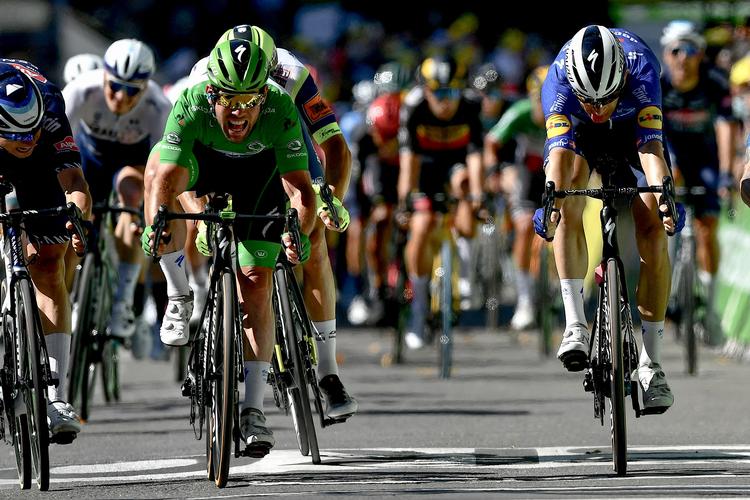Mark Cavendish sikrer sig etapesejr nr. 34 i Tour de France, mens Michael Mørkøv (th.) snupper andenpladsen for næsen af belgieren Jasper Philipsen.
 Foto: Philippe Lopez/Ritzau Scanpix