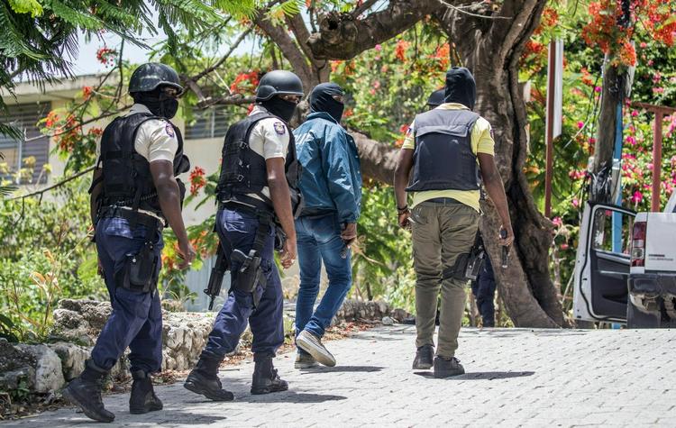 Politiet indledte en intens jagt på de gerningsmænd, der skød og dræbte Haitis præsident Jovenel Moïses i hans hjem onsdag. Hans hustru, førstedame Martine Möise, overlevede men er i kritisk tilstand.  Foto: Valerie Baeriswyl/Ritzau Scanpix