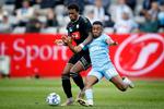 Haji Wright (i sort) - her mod Tosin Kehinde fra Randers i den tabte pokalfinale - vil gerne væk fra SønderjyskE.  Foto: Jens Dresling/POLFOTO
