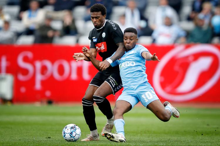 Haji Wright (i sort) - her mod Tosin Kehinde fra Randers i den tabte pokalfinale - vil gerne væk fra SønderjyskE.  Foto: Jens Dresling/POLFOTO