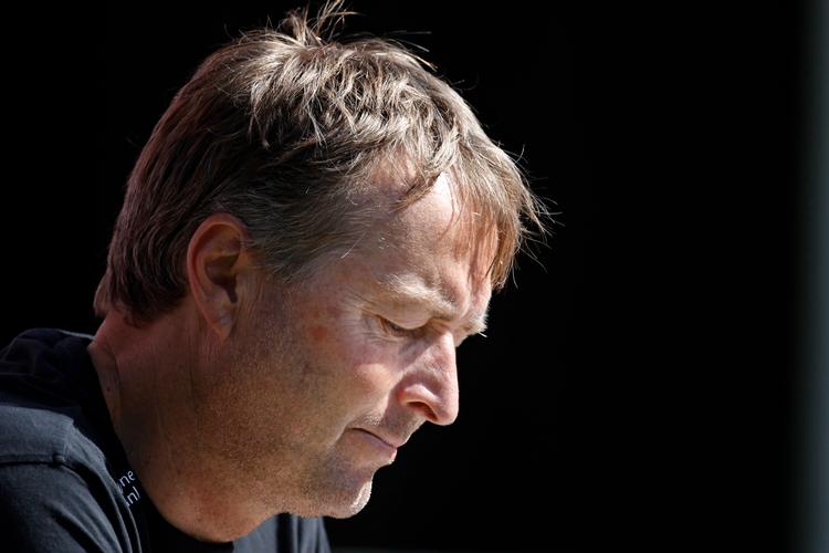 Med solid irritation måtte Troels Bech se sin kollega udvikle FC Nordsjællands spil hurtigere og med flere dimensioner, end han kunne følge med til. Foto: Jens Dresling/POLFOTO