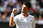 Novak Djokovic var søndag ikke helt tilfreds med opbakningen på Centre Court, og han lagde ikke skjul på det over for tilskuerne. Men han vandt, igen. Foto: Adrian Dennis/Ritzau Scanpix
