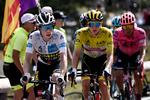Jonas Vingegaard overvåges af den slovenske Tour de France-konge Tadej Pogacar og colombianeren Rigoberto Uran.
 Foto: Anne-christine Poujoulat/Ritzau Scanpix