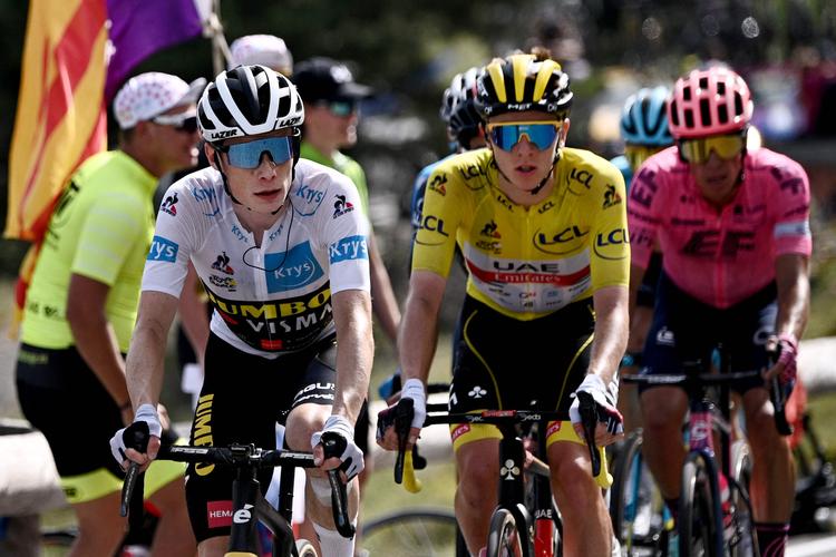 Jonas Vingegaard overvåges af den slovenske Tour de France-konge Tadej Pogacar og colombianeren Rigoberto Uran.
 Foto: Anne-christine Poujoulat/Ritzau Scanpix