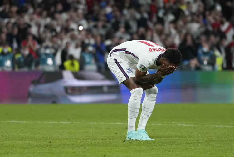 Marcus Rashford ærgrer sig, efter at have brændt sit straffespark.  Foto: Frank Augstein/Ritzau Scanpix
