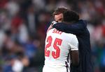 Træner Gareth Southgate trøster Bukayo Saka, der brændte det sidste engelske straffespark. Foto: Laurence Griffiths/Ritzau Scanpix