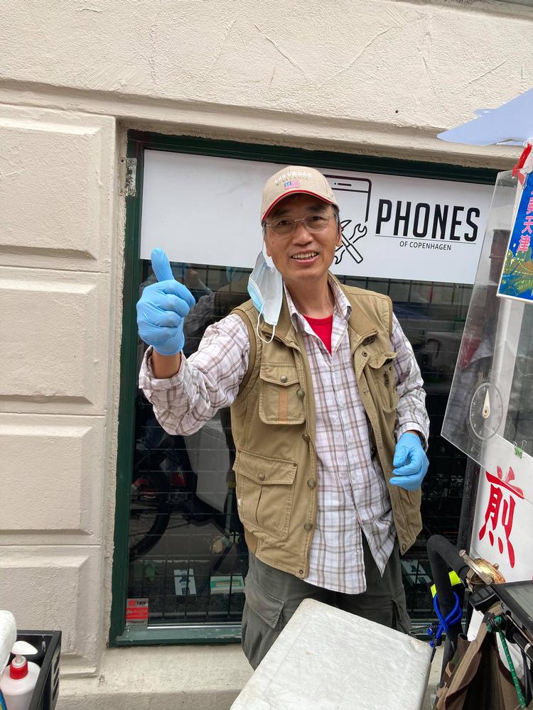 Pandekagemanden taler ikke dansk eller engelsk bortset fra ’kontant’, ’mobilepay’, ’chili, ikke chili?’ og ’45 kroner’. Foto: Xinxin Ren Gudbjörnsson